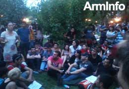 У здания правительства Армении проходит акция протеста против подорожания тарифов на проезд на общественном транспорте Ереван, 25.07.13. 