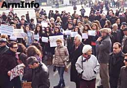 Обманутые дольщики провели акцию протеста у здания правительства Армении