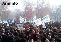 Crowd protesting against pension reform marches to Constitutional Court