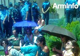 Напряженная ситуация возле мэрии Еревана: На помощь полицейским подоспели «красные береты»