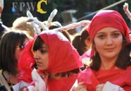 В рамках экологического фестиваля "Ареворди" в центре Еревана прошло карнавальное шествие