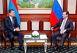 Премьеры РФ и Армении обсуждают подготовку присоединения Еревана к ТС