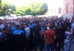 Employees of Nairit Plant hold action of protest in front of Presidential Palace