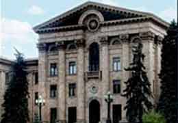 A man armed with a knife threats to commit suicide at Armenian parliament entrance
