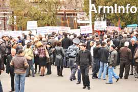 Участники карабахской войны продолжают сидячий пикет на площади "Свободы"