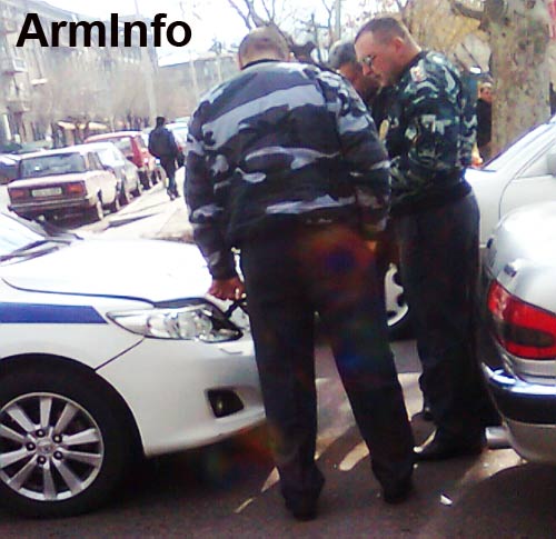 Дорожная полиция пытается воспрепятствовать въезду в Ереван кортежа с телом убитого солдата - произошла потасовка, разбита полицейская машина 