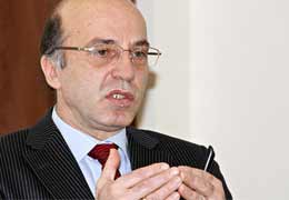 Татул Манасерян считает, что премьер Армении не проинформирован о низком качестве работы среднего звена