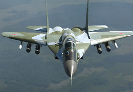 Российские летчики на истребителях МиГ-29 начали отрабатывать фигуры высшего пилотажа в небе над Арменией