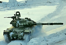 Российские танкисты проводят практические занятия в горах Армении