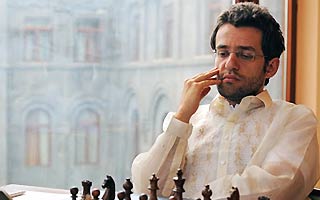 Levon Aronian leads the fast chess tournament in St. Louis