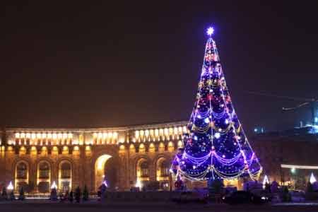 В этом году горожан и гостей Еревана ждет сюрприз: На площади Республики устанавливается новая декоративная елка