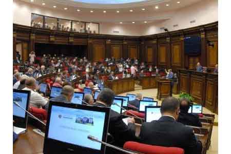 За места в армянском парламенте поборются 2 блока и 9 партий