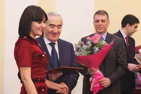 ArmInfo News Agency editor Tatevik Shahunyan receives an award of  National Assembly of Armenia  