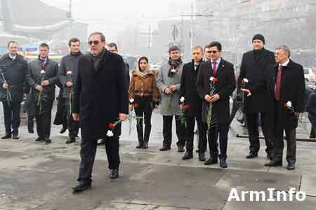 Посол России в Армении и сотрудники посольства возложили цветы к памятнику Грибоедову