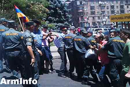 Между Полицией Армении и бастующими студентами произошли столкновения