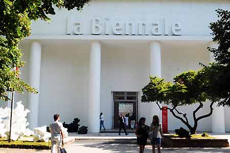 Վենետիկի արվեստի միջազգային 57-րդ բիենալեում Հայաստանը կներկայացնեն արվեստագետներ` Ռաֆայել Մեգալը, Ժան Պողոսյանը և Միրո Պերսոլյան