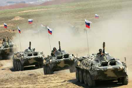Российские танкисты в горах Армении отрабатывают навыки поражения условного противника с максимально дальнего расстояния
