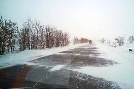 На дорогах в регионах Армении идет снег