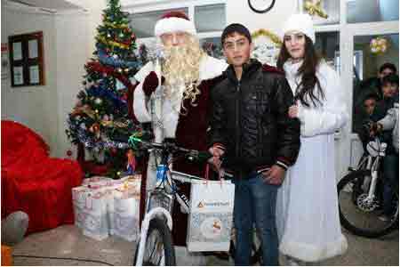 В рамках благотворительного мероприятия "Мандарин", организованного компанией "Полиметалл", 40 детей в Капане получили новогодние подарки