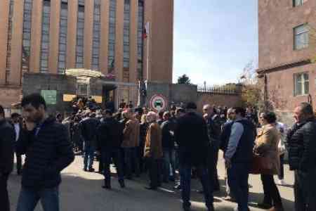 В Ереване выбирают президента России: Явка на выборах беспрецедентная