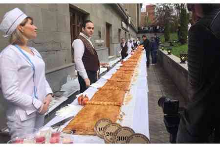 In Yerevan center a tasting of Armenian 4000 cm long and 40 cm wide  gata took place