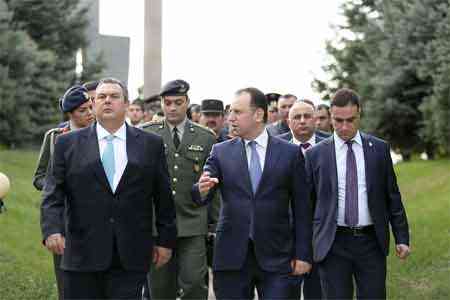 Делегация, возглавляемая министром обороны Греции, посетила военный пантеон "Ераблур" и почтила память героев карабахской войны