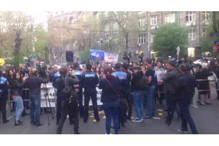 Возле центрального офиса правящей РПА в Ереване проводится акция протеста