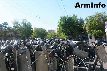 Situation at the Armenian Parliament building is getting  tense-policemen use force