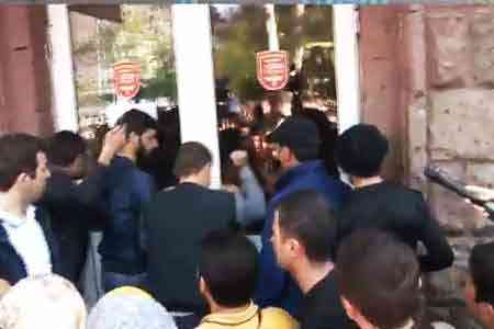Protest walk participants rushed into the building of Yerevan State  Basic Medical College (video)