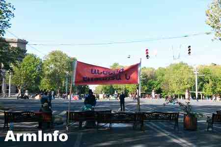 Armenian police remove barricades set on central streets of Yerevan  by protesters