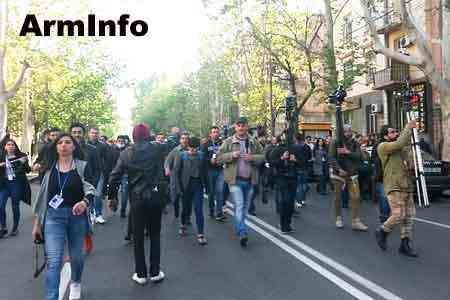 Участники движения “Сделай шаг, откажи Сержу”, начали блокаду центральных улиц Еревана: Полиция подвергла приводу десятки студентов