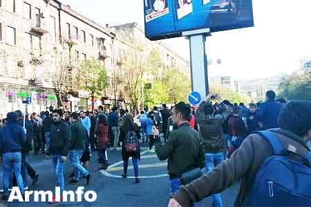Оппозиционное движение во главе с Пашиняном шествием двинулось по проспекту Баграмяна к зданию Национального Собрания