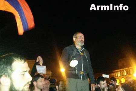 Митинг на площади Республики завершился - демонстранты шествием направляются на Баграмяна 26