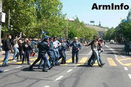 The police continues  to drive out  young people from the central  streets of Yerevan