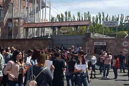 Employees of the largest IT company "SYNOPSIS ARMENIA" joined the  protest action "Make a step, refuse Serzh" (video)