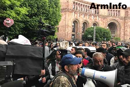 Nikol Pashinyan heads the march to memorial complex "Tsitsernakaberd" 