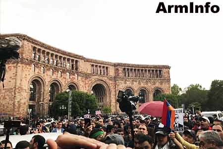 Тысячи граждан Армении уже с раннего утра собрались на площади Республики, откуда будут следить за выборами премьер-министра в парламенте страны