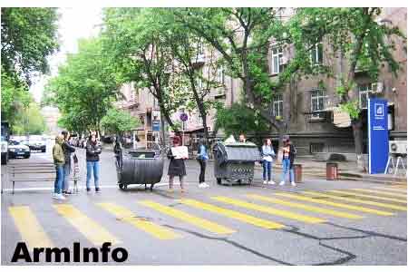 Участники акции "Сделай шаг, откажи Сержу" 20 апреля парализовали уличное движение в Ереване