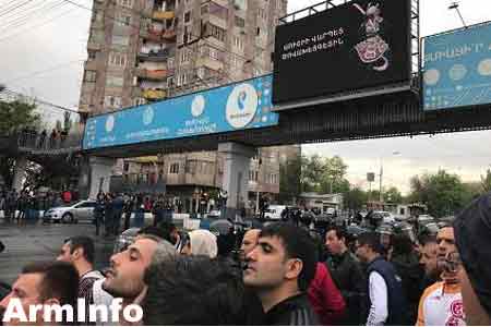 Make Step, Refuse Serzh protest members again pass the main avenue of  Yerevan