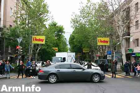 Акции протеста в столице Армении набирают новый оборот: Водители добровольно перекрывают проезжие части