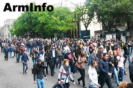People from different parts of capital lead to the center of Yerevan (video)