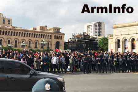 В Ереване на площади Республики для участия в митинге инициативы  «Сделай шаг, откажи Сержу» собрались несколько десятков тысяч граждан