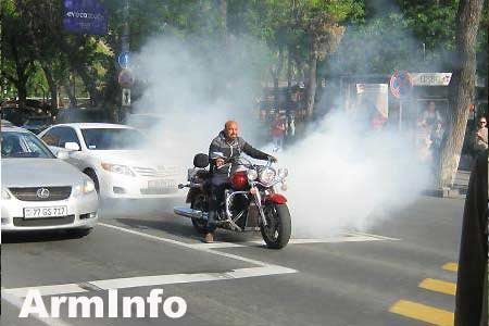 Leader of the "Make a step" movement Nikol Pashinyan urged Armenian  citizens to stop blocking  the streets of Yerevan