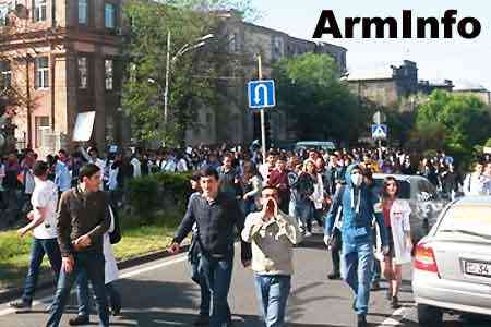 В Ереване с самого раннего утра продолжаются акции протеста против премьерства Сержа Саргсяна