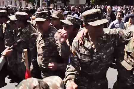Десятки армянских военнослужащих покинули воинские части и присоединились к акциям протеста (video)