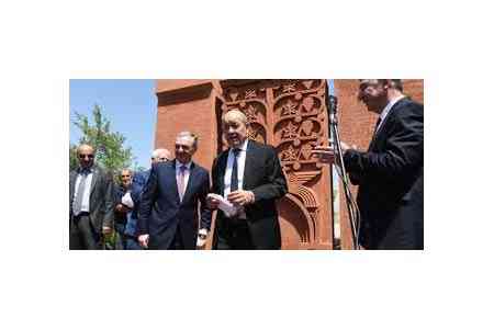 Министры иностранных дел Армении и Франции приняли участие в открытии памятника-родника