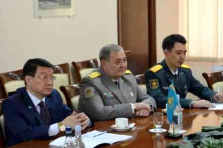 Հայաստանի պաշտպանության նախարարն ու Ղազախստանի դեսպանը քննարկել են Լեռնային Ղարաբաղում և Նախիջևանում տեղի ունեցած վերջին իրադարձությունները