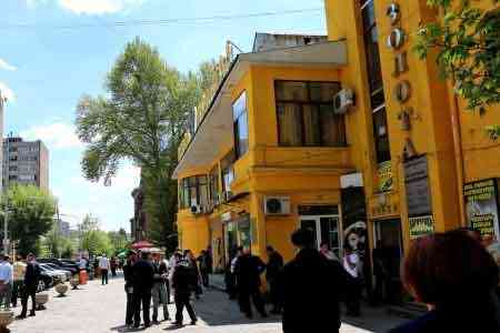 У рынка "Воску ашхар" в Ереване проходит акция протеста торговцев ювелирными изделиями