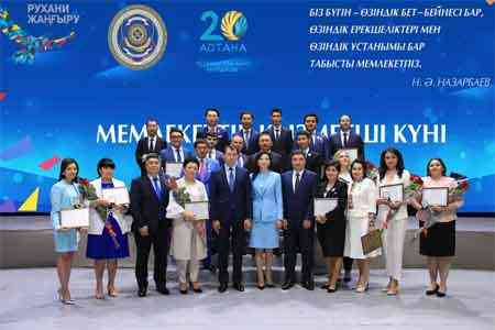 Казахстанские госслужащие и полиция отмечают свой профессиональный праздник