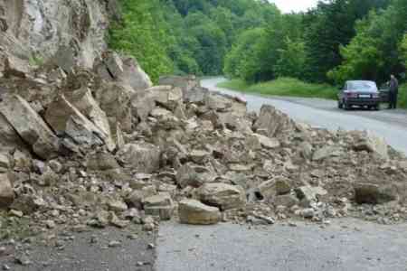 Rockfall occurred on the highway to Tatev Monastery